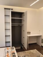 ⁦غرفة نوم كاملة 4 قطع  ابيض مع رمادي- Room 001⁩ - الصورة ⁦2⁩